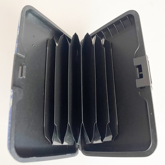 Armored Wallet Credit Card Case with RFID Data Theft Protection - Picture 2 of 8